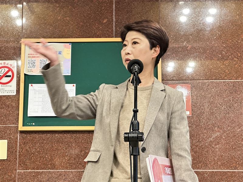 陳亭妃表示，昨天和林俊憲在電話中說「是不是排個時間拜訪」，林俊憲則說今天兩人都因甲級動員而在立法院，「臉書講得很清楚」。她也表示，待會兩人就會碰到，「大家不要搞成好像很特別」。（圖／翻攝畫面）