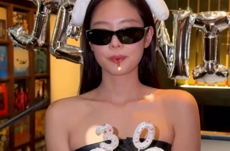 Jennie把生日蠟燭叼在嘴上（圖／翻攝自IG）