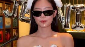 Jennie把生日蠟燭叼在嘴上（圖／翻攝自IG）