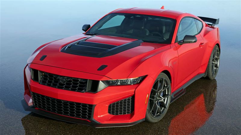 中央進氣口比標準版放大65%，側進氣口更直接翻倍。（圖／翻攝Ford網站）