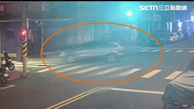 北市王男毒駕遭攔查加速逃逸，警方攔停車輛後仍拒不下車。（圖／翻攝畫面）