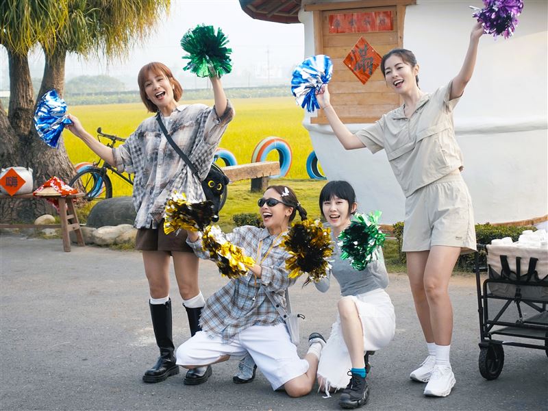 左起莎莎、鬼鬼、白安、任容萱化身田中馬拉松補給站最強應援 。（圖／好看娛樂提供）