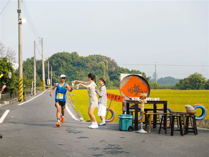 左起任容萱、鬼鬼熱情應援補充能量。（圖／好看娛樂提供）