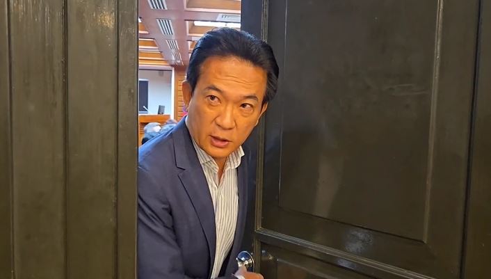 林俊憲在黨團大會前被問到是否收到陳亭妃要拜會的消息，他反問「誰要拜會我，我怎麼會不知道。黨團會議開會她應該要來啊！」（圖／翻攝畫面）