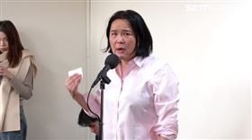 陳玉珍拿出身分證怒喊，「我說我不是台灣人沒有錯！」（圖／翻攝畫面） 