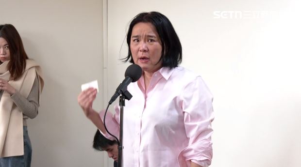 陳玉珍拿出身分證怒喊，「我說我不是台灣人沒有錯！」（圖／翻攝畫面）