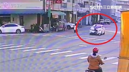 77歲嬤無照鬼切挨撞！起身秒閃…下場慘了