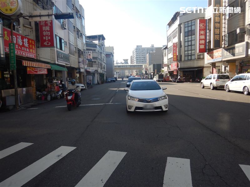 77歲嬤騎車買早餐挨撞，無照怕被抓落跑，罪加一等。（圖／翻攝畫面）