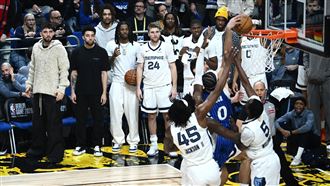 太扯！快攻殺到禁區4人防守　他起飛暴扣