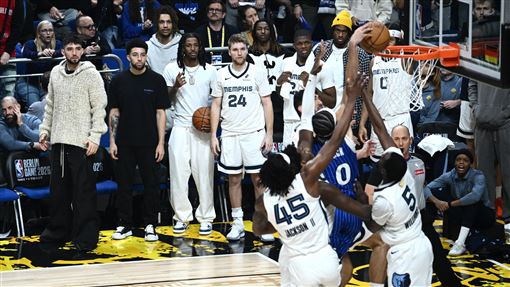 太扯！快攻殺到禁區4人防守　他起飛暴扣