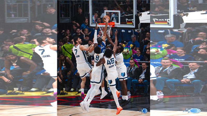 布萊克（Anthony Black）在4位球員防守下暴扣。（圖／翻攝自魔術推特）