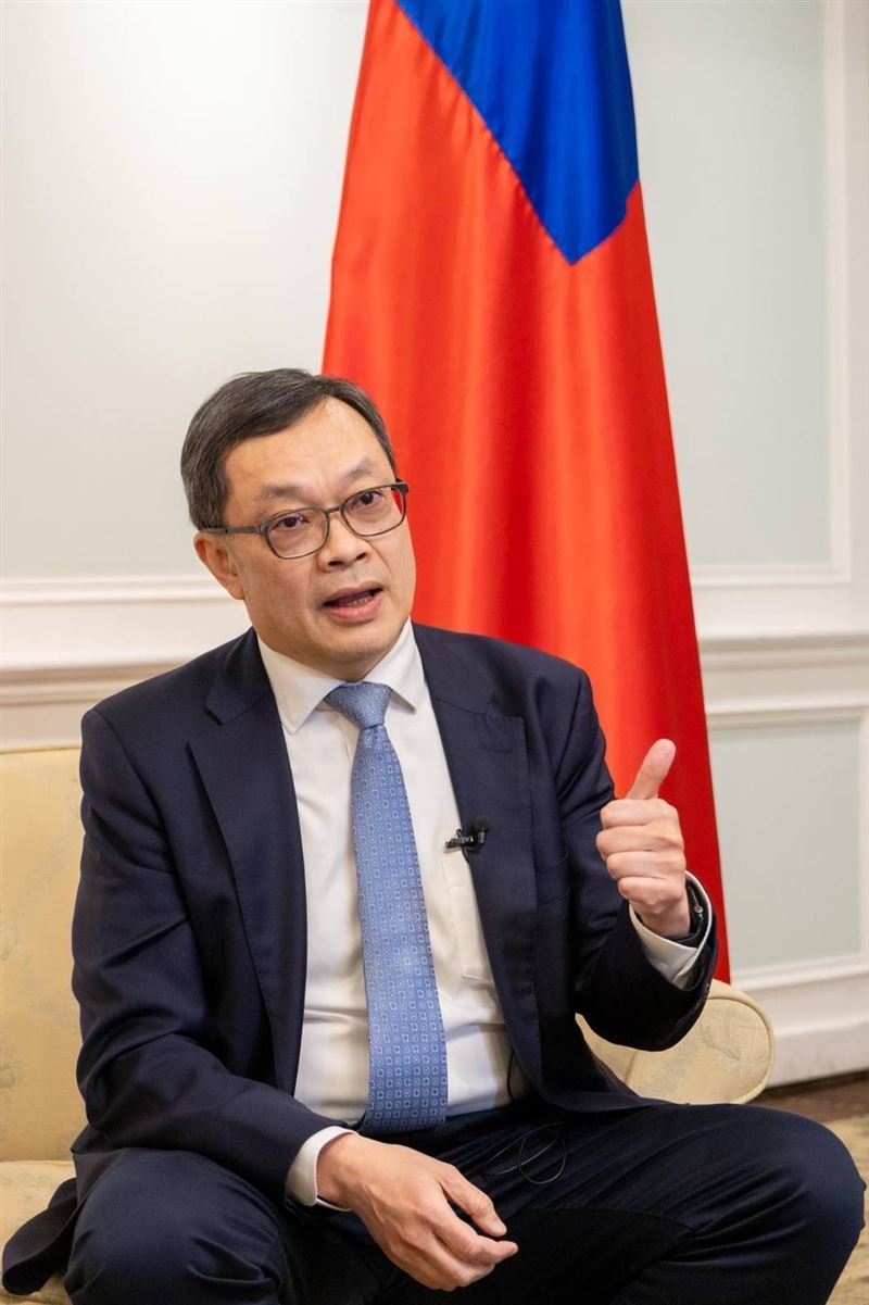 外交部政務次長陳明祺接受「加拿大廣播公司」（CBC）記者Philippe Leblanc專訪表示，期盼加速台加貿易協議簽署，並提醒國際社會審慎看待過度依賴中國市場所帶來的風險。（圖／外交部提供）