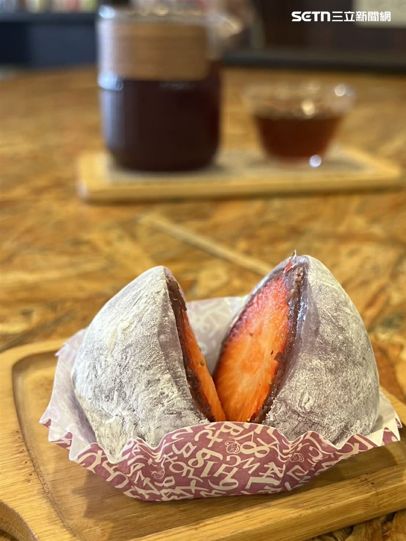 張菲吃草莓大福一試成主顧，就算要等待半小時也願意。（圖／網友Peter Young授權提供）