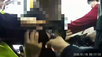 亮刀要求公車司機改道　她被上銬強制送醫