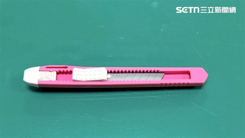 北市吳女掏美工刀要求公車司機開到派出所遭強制送醫。（圖／翻攝畫面）