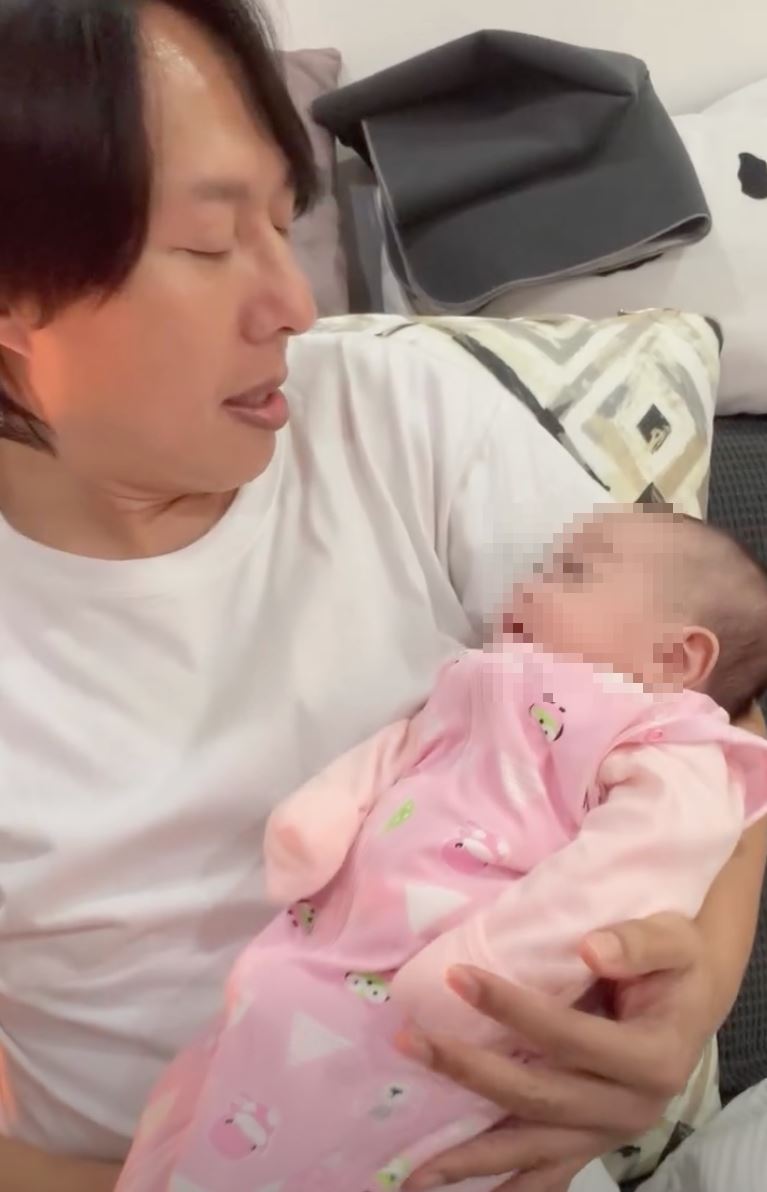 張啟樂帶娃影片曝光。（圖／翻攝自張啟樂臉書）