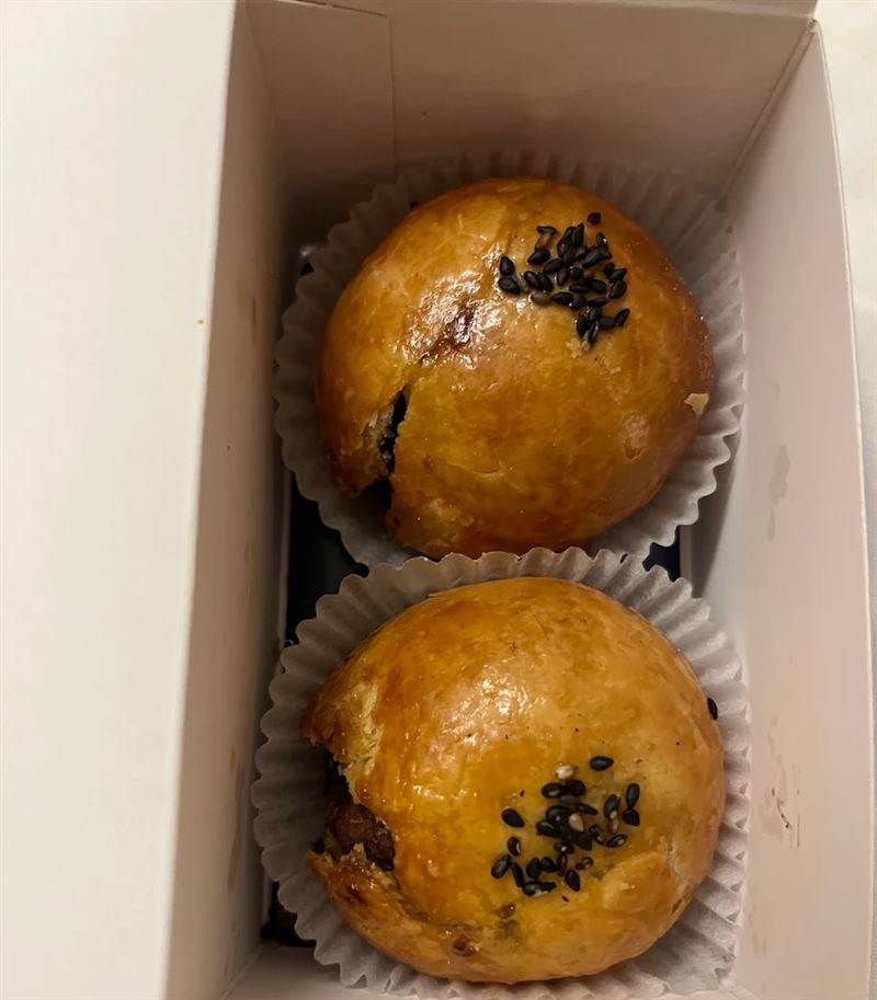 消費者質疑員工趁客人不注意給破掉的蛋黃酥。(圖／翻攝自Google評論)