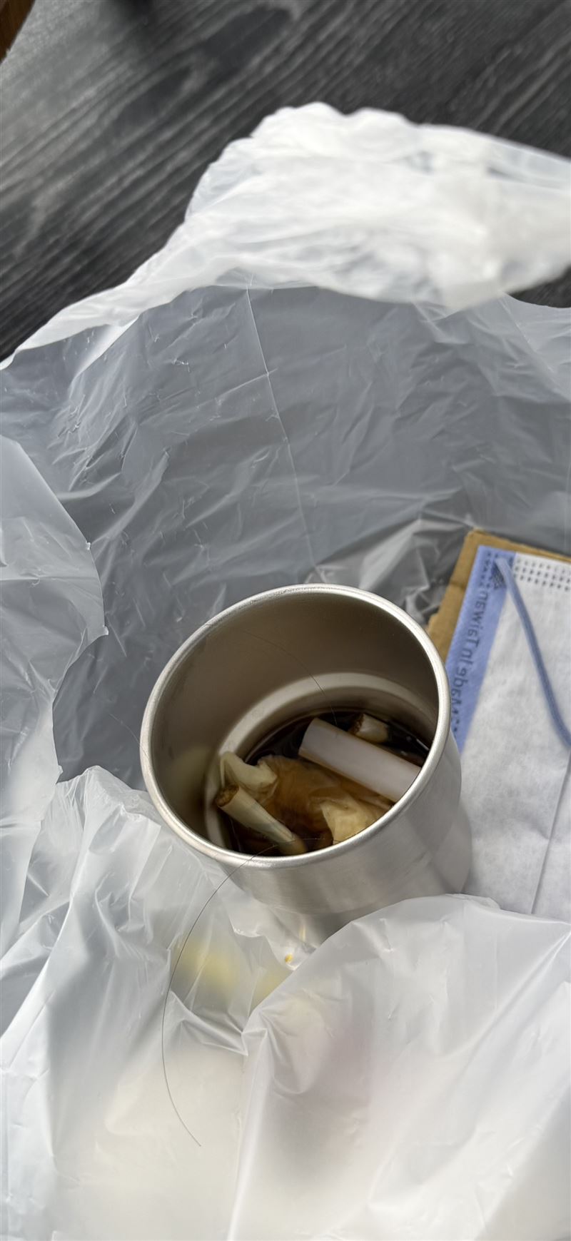 特製的米老鼠鋼杯被當菸灰缸。（圖／翻攝畫面）