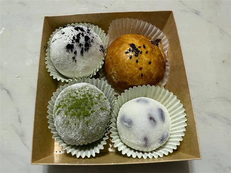 多位消費者控訴在大王千金快閃櫃買到「破蛋黃酥」。(圖／翻攝自Google評論)