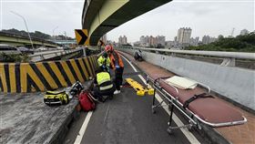 新北,新店,秀朗橋,機車,騎士,自摔,命危,歐卡。（圖／翻攝畫面）