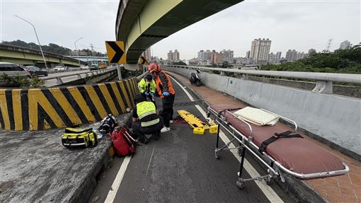 秀朗橋車禍！騎士疑自摔、傷重命危送醫