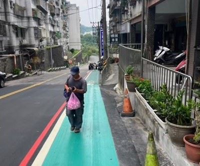 潘德發里長排除佔用促成劃設標線型人行道。（圖／摘錄自基隆市政府提報參選簡報）