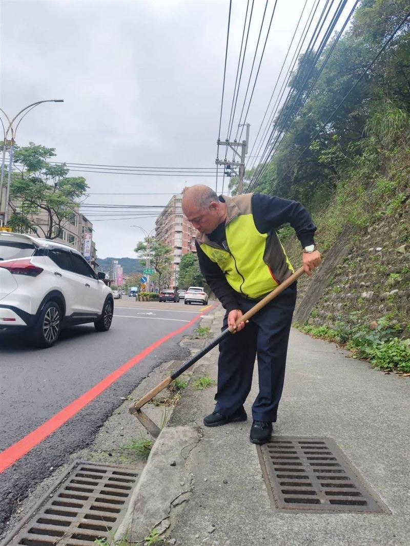 基隆市嚴福神里長清理基金三路路緣環境。（圖／摘錄自內寮大家聊臉書）