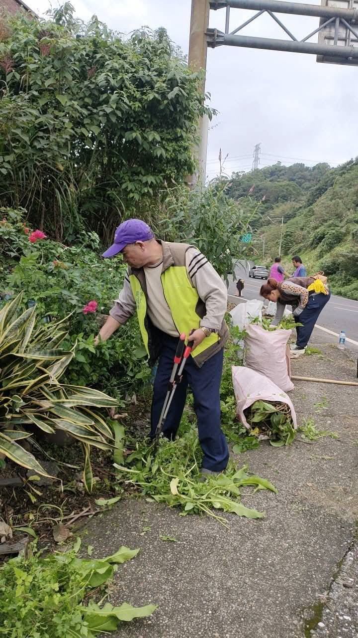 基隆市嚴福神里長帶領里民清理基金三路路緣環境。（圖／摘錄自內寮大家聊臉書）