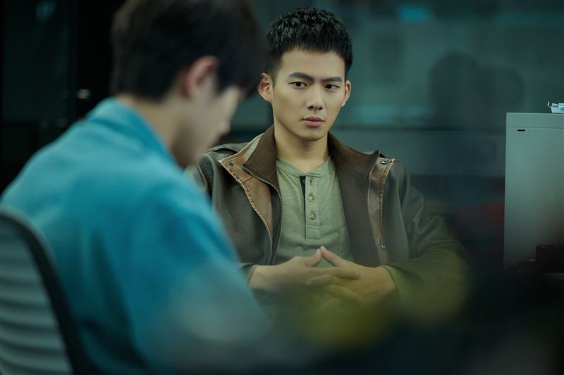 林吳念軒在劇中飾演帥氣警探。（圖／樂波時代提供）