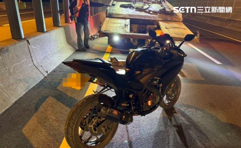 袁男無照越級騎重機載金男外出，行經台61大安路段時，金男從後座摔落，慘遭後方曳引車輾斃。（圖／資料照）