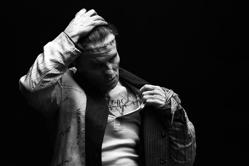 奧斯卡影帝克里斯汀貝爾在《科學新娘！》中化身科學怪人。（圖／華納兄弟提供）