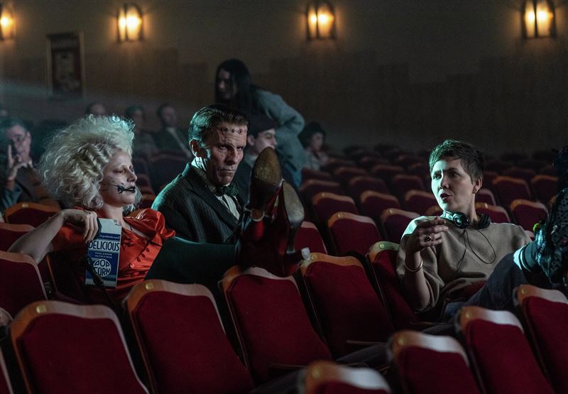 《科學新娘！》電影劇照。（圖／華納兄弟提供）