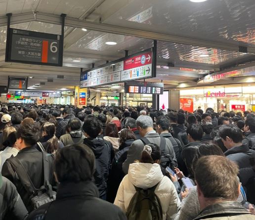 山手線、京濱東北線停電，全線停止運行，車站塞滿乘客。（圖／取自「災害火災画像速報ニュース2」X）