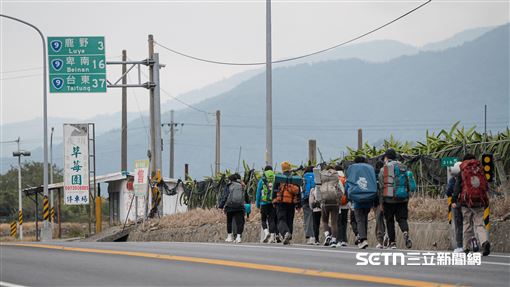 40名學生背10kg行李　徒步到偏鄉上公民課