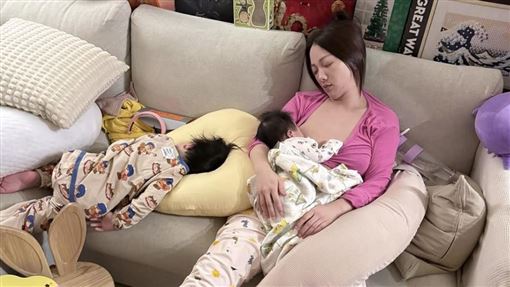 女星露奶哺乳累癱照外流　狼狽模樣曝光