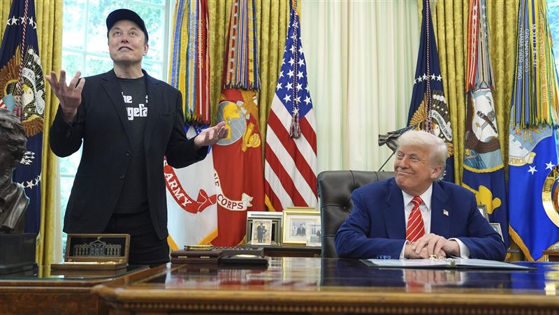 川普命馬斯克帶領政府效率部，原本關係很好的兩人，卻在2025年6月撕破臉。（圖／美聯社／達志影像）