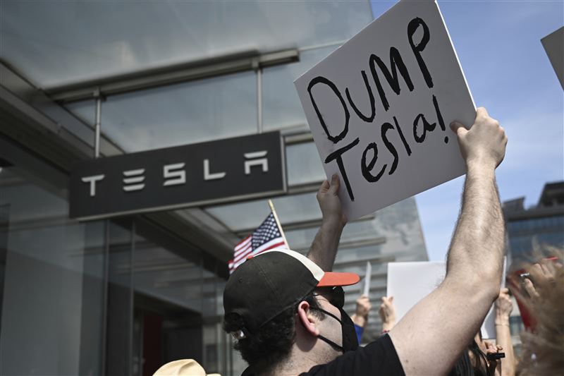 馬斯克主導DOGE期間，旗下公司特斯拉也遭到波及，不僅銷量大受影響，全美各地還不時傳出特斯拉車輛遭破壞消息。（圖／美聯社／達志影像）