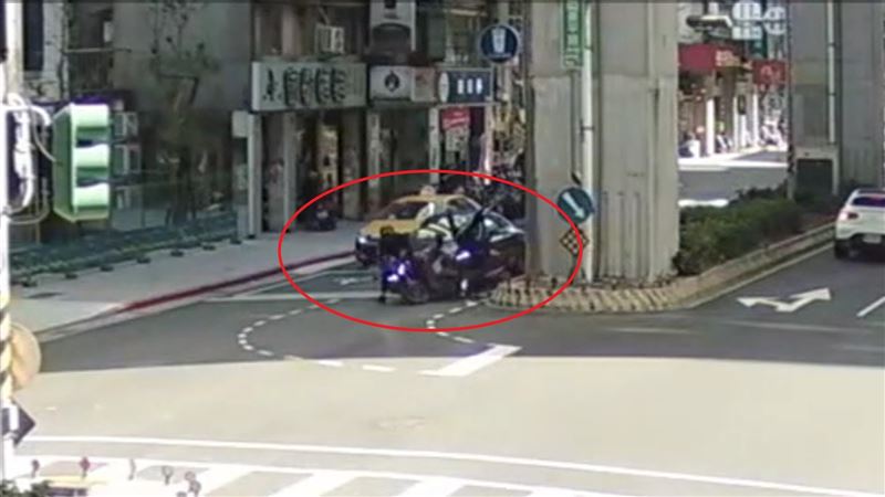 林姓男子駕駛賓士雙門跑車行經景平路時，疑未注意車前狀況，衝撞前方停等紅燈的2輛機車。（圖／翻攝畫面）