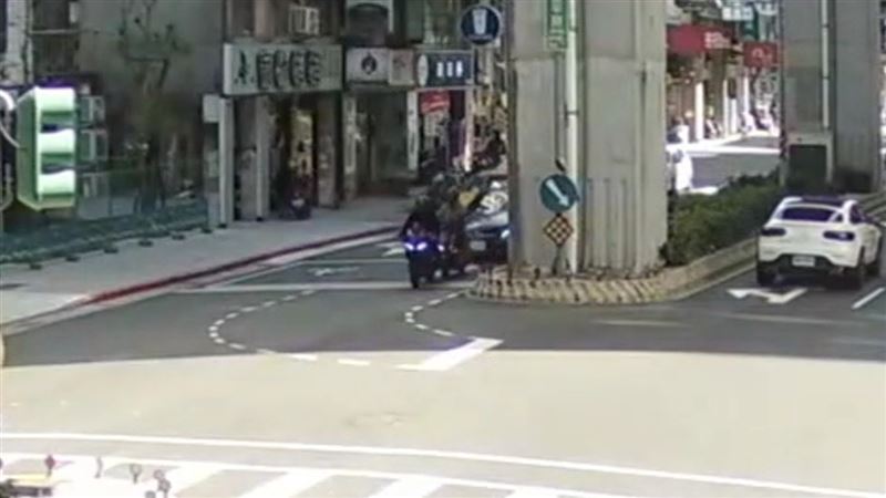 林姓男子駕駛賓士雙門跑車行經景平路時，疑未注意車前狀況，衝撞前方停等紅燈的2輛機車。（圖／翻攝畫面）