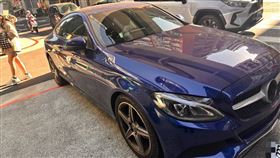 新北市中和區14日發生一起車禍事故，林姓男子（26歲、無照）駕駛藍色雙門賓士C180跑車行經景平路時，疑未注意車前狀況，衝撞前方停等紅燈的2輛機車，造成兩名騎士受傷。（圖／翻攝畫面）