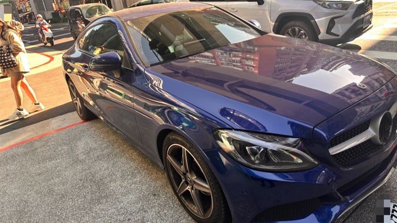 賓士雙門跑車追撞闖禍　駕駛無照被抓包