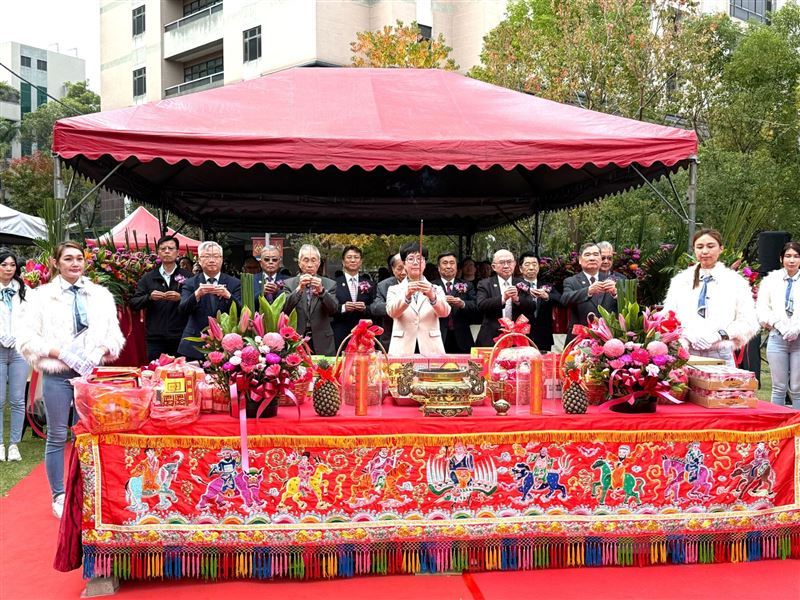 中山醫學大學董事長周英香帶領祈福動土儀式。（圖／中山醫學大學提供）