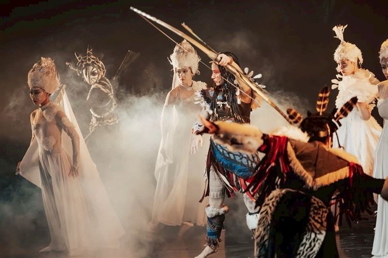 安歆澐挑戰吊鋼絲。（圖／鴻凱娛樂提供）