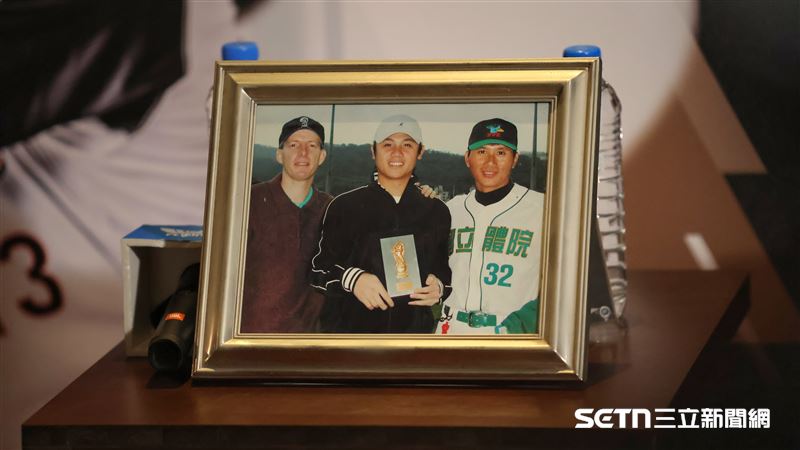 統一獅內野手陳鏞基宣布今年球季後引退，記者會擺放當年簽下他球探的合照。（圖／記者劉彥池攝影）