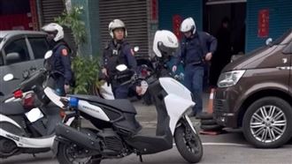 機車男見警秒丟車落跑！竟是北中桃通緝犯