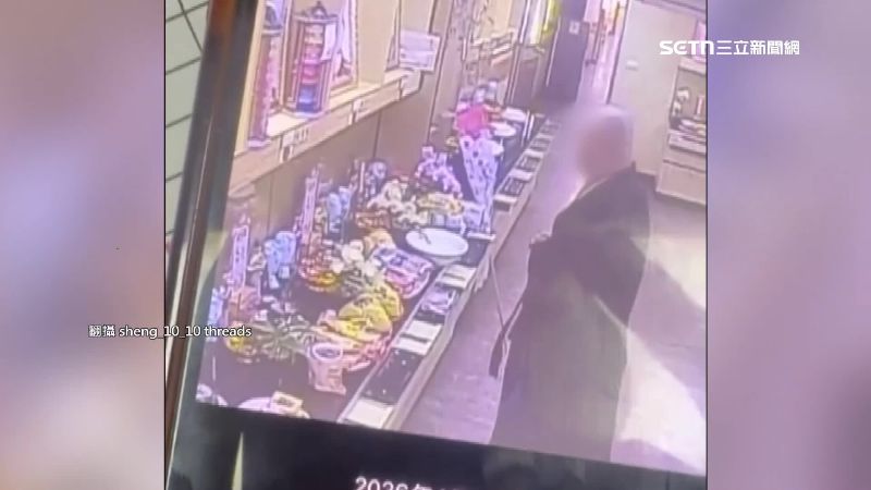 喪禮上法師拿走家屬擺在供品區的加熱菸