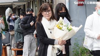 龍千玉奔曹西平靈堂！捧白色桔梗吐26字