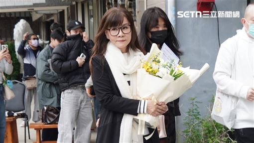 龍千玉奔曹西平靈堂！捧白色桔梗吐26字