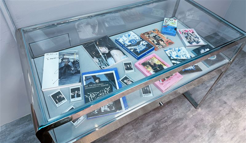 展示桌桌內擺飾親簽專輯，可以近距離觀賞和分享