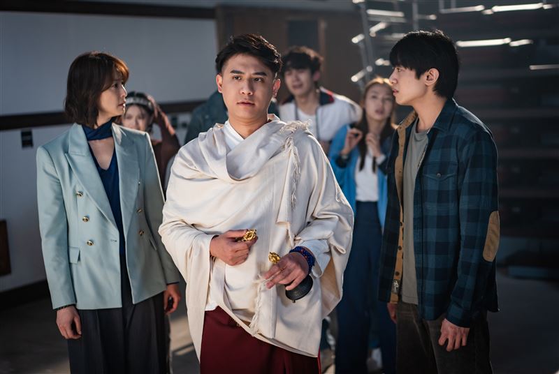 賴雅妍（左）戲外大膽詢問熊仁謙，自己是否有「被跟」，得到令人驚訝的答案。（圖／風暴國際股份有限公司提供）